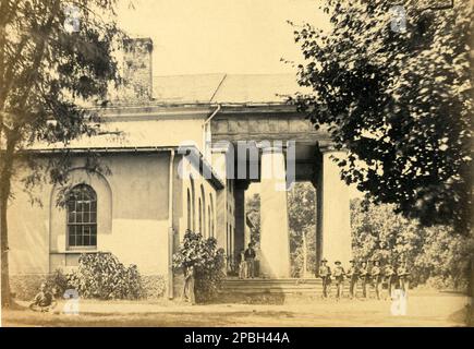 1864 , 29 juin , Arlington , Virginia , Etats-Unis : maison de Robert E. Lee, Arlington House, Virginia . Le général ROBERT E. LEE ( 1807 - 1870 ) de l'Armée confédérée , photo prise par Andrew J. Russell . Lee était un officier de carrière de l'armée des États-Unis, un ingénieur, Et parmi les généraux les plus célèbres de l'histoire américaine.- SÉCESSION CIVILE de GUERRE - GUERRA CIVILE DI SECESSIONE AMERICANA - - USA - MAISON - CASA - HOME - ARCHITETURA - ARCHITECTURE militare - SUDISTA CONFEDERATO - CONFEDERATE - giardino - jardin --- Archivio GBB Banque D'Images