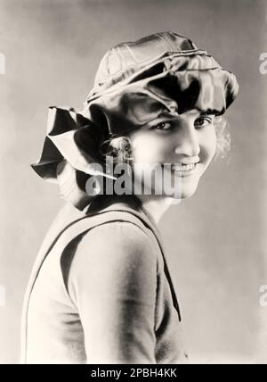 1921 ca : l'actrice silencieuse Virginia LEE ( 1901 - 1966 ), photo d'Apeda , New York . Mlle New York de 1921 (le premier Miss America Pageant). Choisi pour représenter New York dans le premier Miss America Pageant à Atlantic City, Virginia a été placée dans une catégorie spéciale de 'professionnel' en raison de sa carrière déjà établie dans le cinéma. Elle a remporté des prix dans le 'Concours de beauté Inter-City' comme le professionnel le plus charmant, Et un deuxième trophée dans la ' Bather's Revue ' - FILM - CINÉMA MUTO - DIVA - DIVINA - sourire - sorriso - chapeau - cappello - satin - raso - mode - MODA - - ANNI VENTI - 20's. Banque D'Images