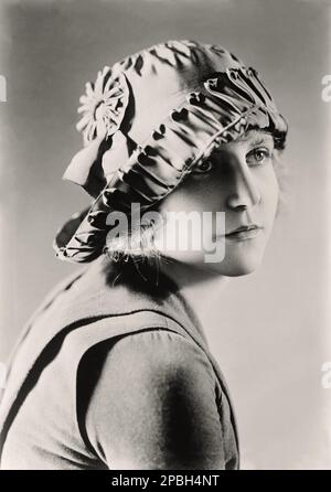 1921 ca : l'actrice silencieuse Virginia LEE ( 1901 - 1966 ), photo d'Apeda , New York . Mlle New York de 1921 (le premier Miss America Pageant). Choisi pour représenter New York dans le premier Miss America Pageant à Atlantic City, Virginia a été placée dans une catégorie spéciale de 'professionnel' en raison de sa carrière déjà établie dans le cinéma. Elle a remporté des prix dans le 'Concours de beauté Inter-City' comme le professionnel le plus charmant, Et un deuxième prix dans la ' Bather's Revue ' - FILM - CINÉMA MUTO - DIVA - DIVINA - sourire - sorriso - chapeau - cappello - MODE - MODA - ANNI VENTI - 20's - '20 ---- A. Banque D'Images