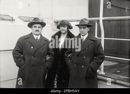 1921 , 27 décembre , New York , Etats-Unis : le réalisateur juif allemand ERNST LUBITSCH ( 1892 - 1947 ) ( à droite sur cette photo) avec la future épouse Helene Kraus, arrive aux Etats-Unis avec le célèbre producteur allemand PAUL DAVIDSON ( 1867 - 1927 ). Davidson était le producteur de film silencieux comme MADAME Dubarry ( 1919 ) par Lubitsch . Le couple Lubitsch a été marié de 1922 à 1930 . Lubitsch quitte l'Allemagne pour Hollywood en 1922, invité par Mary Pickford . Sa citoyenneté allemande a été annihilée par le régime nazi en 1935 . A donné à l'industrie du film « The Lubitsch Touch » en raison de son esprit sophistiqué et de sa hâte Banque D'Images