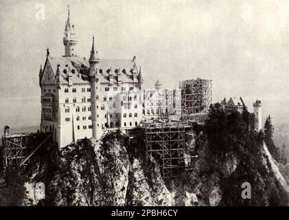 1882-1885 CA , Bavière , Allemagne : le château de SCHLOSS NEUSCHWANSTEIN pendant l'édification, par le roi von Bayer LUDWIG II ( Louis ) de Wittelsbach , roi de Bavière , connu sous le nom de ' Mad Roi Ludwig ' ( 25 août 1845 – 13 juin 1886 ). Roi de Bavière de 1864 jusqu'à sa mort. Ludwig monte sur le trône bavarois à l'âge de 18 ans, après la mort de son père. Sa jeunesse et ses belles looks l'ont rendu très populaire en Bavière et à l'étranger. L'un de ses premiers actes fut le patronage officiel de son idole, le compositeur allemand d'opéra Richard Wagner - RE - REALI - ROYALTIES - nobili - Nobiltà - BAVIERA Banque D'Images