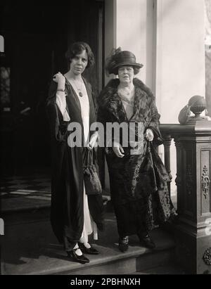 1923 , 17 novembre , Washington , Etats-Unis : le suffragiste ALICE Stokes PAUL ( 1885 – 1977 ) avec Mme O.H.P. Bellmont ( l'ancienne Mme William Kissam Vanderbilt ) . Alice Paul était un chef suffragiste américain. Avec Lucy Burns (une amie intime) et d'autres, elle a mené une campagne réussie pour le suffrage des femmes qui a abouti à l'adoption du dix-neuvième amendement aux États-Unis Constitution en 1920. L'ancienne , JUSTE DANS CETTE PHOTO, Mme OH.P. ( Oliver Hazard Perry ) BELMONT ( né Alva Smith ) était en premier mariage l'épouse du riche William K. VANDERBILT Sr. Et la mère de CONSUELO VANDERBIL Banque D'Images