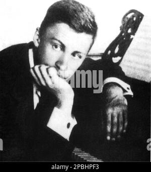 1910 ca : le compositeur russe SERGEJ PROKOFIEV ( Sergej Sergeïevic Prokof'ev, 1891 - 1953 ) , était un compositeur russe qui maîtrisait de nombreux genres musicaux et est venu à être admiré comme l'un des plus grands compositeurs du 20th siècle - Sergej Sergeïevic Prokofjev , Sergei , Sergueï ou Serge et Prokofief Prokofiev Prokofief Prokofieff - BALLETS RUSSES de DIAGHILEV - Diagilev - COMPOSIORE - OPERA LIRICA - CLASSICA - CLASSIQUE - PORTRAIT - RITRATTO - MUSICISTA - MUSICA - pianiste - pianista - ANAVANGUARDIA - ARCHIVIO- GBANB- ARCHIGARDE Banque D'Images
