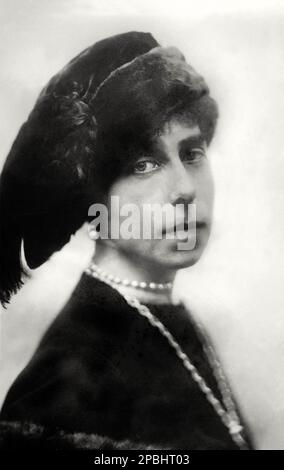 1914 : la Grande duchesse russe MELITA ROMANOV ( 1876 - 1936 ). Victoria Melita Feodorovna Princesse de Saxe-Coburg-Gotha , Grande duchesse de Russie, épousa en 1894 son cuspiin homosexuel Ernst Ludwig de Hesse (1868-1937), (divorcée en 1900), et en 1905 épousa le Grand Duc Kirill Vladimirovitch de Russie (1876-1938), fils aîné de la Grande duchesse Wladimir. Victoria Melita, princesse de Grande-Bretagne et d'Irlande, d'Édimbourg, et de Saxe-Coburg et Gotha, était la fille d'Alfred, duc d'Édimbourg, le deuxième fils aîné de la reine Victoria. La reine Marie de Roumanie était la sœur de Victoria Mel Banque D'Images