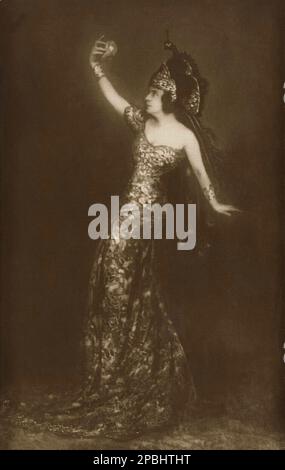 1920 CA., Berlin , Allemagne : la ballerine italienne d'origine allemande RITA SACCHETTO ( née Margaarithmétique Sacchetto, 1880 - 1959 ) dans ORIENTALISCHE PHANTASIE , photo de Hermann Leiser , Berlin . Ami , en 1902 , de la danseuse moderne ISADORA DUNCAN ( 1878 - 1927 ) . Célébré pour les tableaux vivents inspirés par les peintres Thomas Gainsborough et Joshua Reynolds . Ami proche des peintres en sécession Gustav Klimt , Koloman Moser et Joseph Hoffmann . À partir de 1908 ballerine soliste à New Yorker Metropolitan Opera . À partir de 1910 en Russie . Actrice de cinéma dans un film silencieux en France , au Danemark et en Allemagne . Banque D'Images