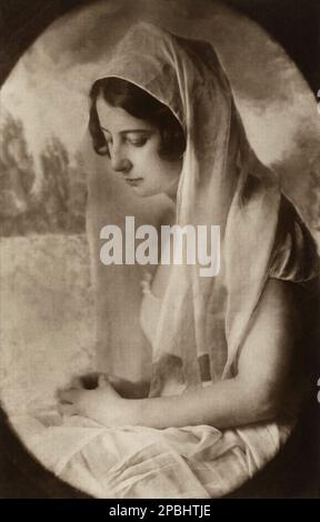 1920 CA., Berlin , Allemagne : l'italianballerine d'origine allemande RITA SACCHETTO ( née Margaarithmétique Sacchetto, 1880 - 1959 ) à MADONNINA ( petite Madona ) , photo de Hermann Leiser , Berlin . Ami , en 1902 , de la danseuse moderne ISADORA DUNCAN ( 1878 - 1927 ) . Célébré pour les tableaux vivents inspirés par les peintres Thomas Gainsborough et Joshua Reynolds . Ami proche des peintres en sécession Gustav Klimt , Koloman Moser et Joseph Hoffmann . À partir de 1908 ballerine soliste à New Yorker Metropolitan Opera . À partir de 1910 en Russie . Actrice de cinéma dans un film silencieux en France, au Danemark et en Allemagne Banque D'Images