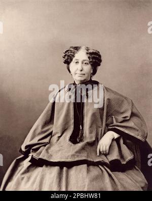 1865 c, FRANCE : la femme française Georges SAND ( 1804 - 1876 ) , pseudonyme d'Aurore Dupin , baronne Dudevant , célèbre amoureux romantique de l'écrivain DU MUSSET et compositeur de musique CHOPIN . Portrait de NADAR , Paris - RITRATTO - PORTRAIT - SCRITTRICE - George - SCRITTORE - LETTERATURA - LITTÉRATURE - letterato - ROMANTICISMO - ROMANTISME - periodo ROMANTICO --- Archivio GBB Banque D'Images