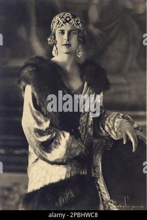 1930 , ITALIE : la future reine MARIA José di SAVOIA ( princesse de Belgique Brabant , 1906 - 2001 ) , épouse du dernier roi italien Umberto II . Photo de Vaghi , Parme - CASA SAVOIA - ITALIA - REALI - BRABANTE - BELGIO - Nobiltà ITALIANA - SAVOIE - NOBLESSE - ROYALTIES - HISTOIRE - FOTO STORICHE - corona - couronne - tiara - diadema - diamante - diamanti - diamands - perles - perla - perle - orecchini - orecchino - Boucles d'oreilles - gouttes - bijoux - bijoux - bijoux - bijoux --- Archivio GBB Banque D'Images