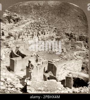 1906 : tombes royales circulaires de Mycenae , Grèce. Photo de stéréotype par Keystone View Co., Etats-Unis . L'archéologue allemand HEINRICH SCHLIEMANN ( 1822 à Neubukow, Mecklembourg-Schwerin - 1890 à Naples , Italie ) était un chasseur de trésors allemand, un défenseur de la réalité historique des lieux mentionnés dans les œuvres de Homer, Et une importante pelle hydraulique de Troy et des sites Mycenaéens Mycenae et Tiryns . - FOTO STORICHE - HISTOIRE - OMERO - TROIA - MICENE - GEOGRAFIA - GÉOGRAPHIE - ARCHITETURA - ARCHITECTURE - ARCHEOLOGIA - ARCHÉOLOGIE - GRECIA - GRÈCE - ART - ARTS ---- ARCHIVIO GBB Banque D'Images