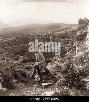 1897 : le lieu du conseil, ruines de l'âge homérique, Mycenae , Grèce . Tombes royales circulaires . Photo de stéréotype par Underwood Co., USA . L'archéologue allemand HEINRICH SCHLIEMANN ( 1822 à Neubukow, Mecklembourg-Schwerin - 1890 à Naples , Italie ) était un chasseur de trésors allemand, un défenseur de la réalité historique des lieux mentionnés dans les œuvres de Homer, Et une importante pelle hydraulique de Troy et des sites Mycenaéens Mycenae et Tiryns . - FOTO STORICHE - HISTOIRE - OMERO - TROIA - MICENE - GEOGRAFIA - GÉOGRAPHIE - ARCHITETURA - ARCHITECTURE - ARCHEOLOGIA - ARCHÉOLOGIE - GRECIA - GRÈCE - ART - Banque D'Images