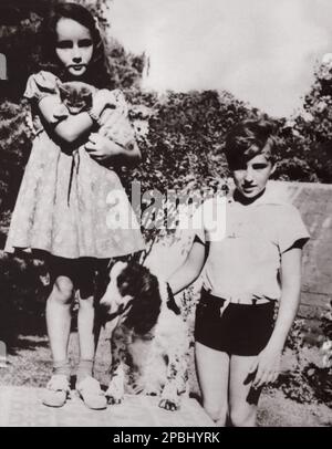 1939 ca : l'actrice Elizabeth TAYLOR ( Londres , Angleterre 1932 ) quand était un enfant avec son frère HOWARD , animaux domestiques - CINÉMA - portrait - ritratto - fratello - fratelli - frères - soeur - animali domestici - chien - canne - gatto - chat - enfants - enfant - bambini - bambini - bambina - personalita' da giovane giovani - personnalités quand était jeune - jardin - giardino -- ---- Archivio GBB Banque D'Images