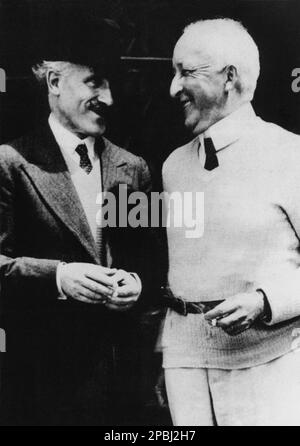 1930 , juillet , j Bayreuth , Allemagne : le compositeur allemand SIEGFRIED WAGNER ( 1869 - 1930 ) , fils de Richard Wagner et Cosima Von Bulow ( né Liszt ), sur cette photo avec le chef d'orchestre italien ARTURO TOSCANINI ( 1867 - 1957 ). Siegfried a composé plusieurs opéras à son propre libretti , mais il est surtout rappelé comme superviseur général du Festival Bayreuth à partir de 1909. - COMPISITORE - OPERA LIRICA - CLASSICA - CLASSIQUE - PORTRAIT - RITRATTO - MUSICISTA - MUSICA - collet - colletto - CRAVATTA - TIE - profilo - profil - sourire - sorriso ---- ARCHIVIO GBB Banque D'Images