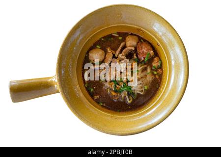 Soupe chinoise transparente et nouilles de bœuf dans un bol en céramique, coupées à la découpe sur blanc isolé Banque D'Images