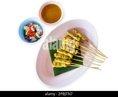 Découpe de nourriture scène de porc rôti de style thaï est grill ou barbecue de porc en thaï Call Pork Satay sur blanc isolé. Banque D'Images