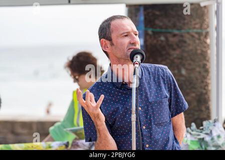 Mark Graham, écologiste et militant forestier, prenant la parole à a Save the koalas, réunion de protestation à Manly Beach, Nouvelle-Galles du Sud, Australie Banque D'Images