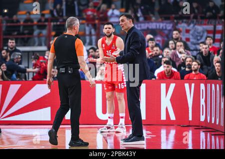 L'entraîneur-chef GEORGIOS BARTZOKAS et 16 KOSTAS PAPANIKOLAOU de l'Olympiacos Pirée ne sont pas d'accord avec la décision de l'arbitre lors de l'Euroligue, Round 28, match entre l'Olympiacos Pirée et le FC Bayern Munich au stade de la paix et de l'amitié sur 9 mars 2023, à Athènes, en Grèce. Banque D'Images