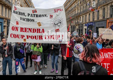 Les manifestants du parti politique NPA (Nouveau Parti anti-capitaliste) défilent avec une bannière pendant la manifestation. Les syndicats français ont appelé à une septième journée d'action contre la réforme des retraites du gouvernement français qui ferait passer l'âge de la retraite de 62 à 64 ans. La police estime, pour ce 7th jour, à 7 000 le nombre de manifestants qui marchent dans les rues de Marseille, alors que les syndicats l'estiment à 80 000. Le ministère de l'intérieur rapporte 368 000 manifestants dans les rues de France, tandis que les syndicats en revendiquent plus de 1 millions Banque D'Images