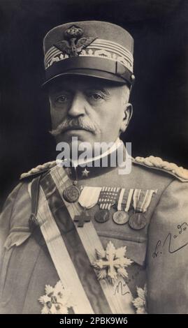 1918 CA : le général italien et un maréchal d'Italie Comte LUIGI CADORNA (1850 - 1928 ) . Chef de chantier, Plus célèbre pour être le commandant en chef de l'armée italienne pendant la première partie de la première Guerre mondiale - Conte - POLITIO - POLITICA - POLITIQUE - UNITA' d'Italia - WWI - LA PREMIÈRE GUERRE MONDIALE - GRANDE GUERRE - GRANDE GUERRA - GUERRA MONDIALE - foto storiche - PRIMA foto storica - portrait - ritratto - bachigi - moustache - uniforme militaire - uniforme divisa militare - Maresciallo d'Italia --- Archivio GBB Banque D'Images