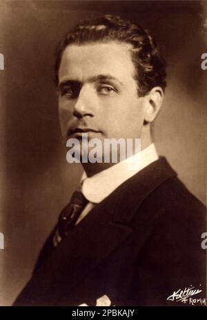 1918 CA , ITALIE : l'acteur italien de cinéma silencieux TULLIO CARMINATI ( 1894 - 1971 ). Photo de BETTINI , Roma . Carminati était un acteur italien le plus célèbre pour ses rôles dans ' le Cardinal ', ' une nuit d'Amour ', et ' El CID '. En Espagne, il a changé son nom pour Fernando Aguirre . Il est également apparu dans le film, ' Roman Holiday ' avec Audrey Hepburn - tie - Cravatta - portrait - ritratto - collier - colletto - SILENT FILM - CINÉMA MUTO ITALIANO --- Archivio GBB Banque D'Images