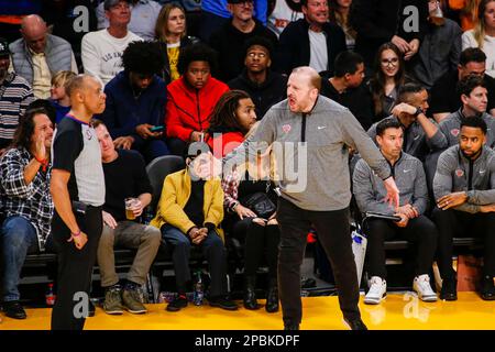 Los Angeles, États-Unis. 12th mars 2023. Tom Thibodeau (R), entraîneur-chef de New York Knicks, réagit à un appel lors d'un match de basket-ball de la NBA contre les Lakers de Los Angeles à la Crypto.com Arena. New York Knicks bat Los Angeles Lakers 112-108 crédit: SOPA Images Limited/Alay Live News Banque D'Images