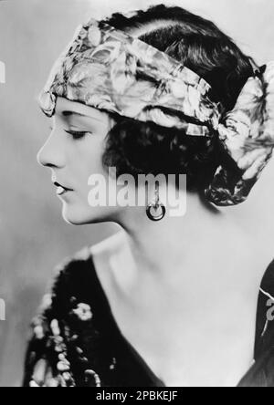 1920 CA, USA : l'actrice silencieuse VIOLA DANA ( née Virginia Flugrath , 1897 - 1987 ). Viola Dana fait ses débuts en 1914 dans le film MOLLY LE BATTEUR GARÇON à l'âge de 17 ans. - CINÉMA MUTO - DIVA - regista - DIVINA - VAMP - FEMME FATALE - orecchino - orecchini - boucles d'oreilles - gouttes d'eau - cou - Collo - profilo - profil ---- Archivio GBB ---- Archivio GBB Banque D'Images