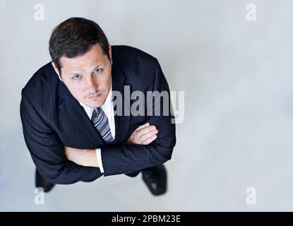 Confiance dans le milieu de travail. Portrait en grand angle d'un homme d'affaires plein de confiance. Banque D'Images