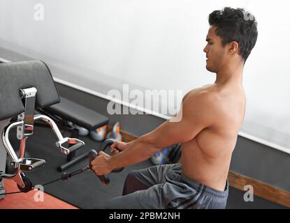 Concentré sur mon entraînement. Une photo de fitness d'un jeune homme sportif. Banque D'Images