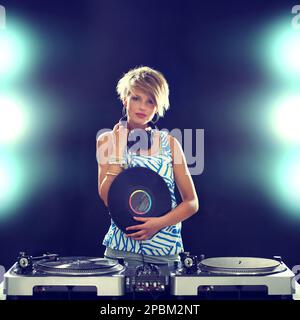 Ses rythmes vous feront oublier. Un magnifique DJ féminin. Banque D'Images