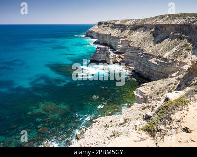 Island Rock et falaises de calcaire au-dessus de l'océan Indien, Bigurda Trail, parc national de Kalbarri, Australie occidentale Banque D'Images