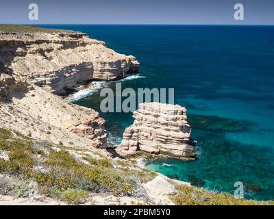 Island Rock et falaises de calcaire au-dessus de l'océan Indien, Bigurda Trail, parc national de Kalbarri, Australie occidentale Banque D'Images