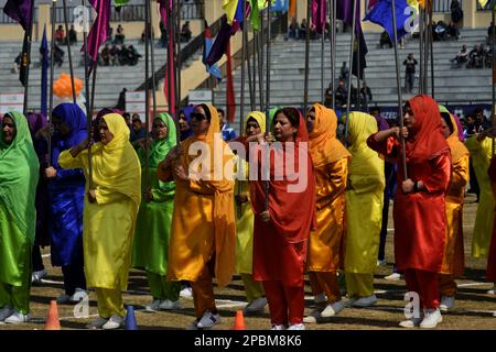 12 mars 2023, Srinagar, Jammu-et-Cachemire, Inde: Près de 200 sportifs de 20 Etats différents assistent à la cérémonie d'ouverture de 71st B.N. Le Championnat de football de police de l'Inde du Mémorial de Mullik s'est tenu au stade Bakshi, à Srinagar, le titre d'été du Cachemire administré par l'Inde sur 12 mars 2023. L'événement a été déclaré ouvert conjointement par le Directeur général de la police, J&K Dilbag Singh et le Directeur IB, New Delhi Tapan Kumar Deka, qui est également le Président de l'ensemble de la Commission de contrôle des sports de la police de l'Inde, New Delhi. (Credit image: © Mubashir Hassan/Pacific Press via ZUMA Press Wire) USAGE ÉDITORIAL SEULEMENT! Banque D'Images