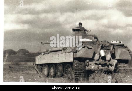 Photo B&W De la Seconde Guerre mondiale Un Tank Panther est prêt à soutenir une attaque par les troupes allemandes pendant les mois de printemps 1944. Le Panther est issu de la Division Panzer 1st SS sur le Korsun Pocket Eastern Front Banque D'Images