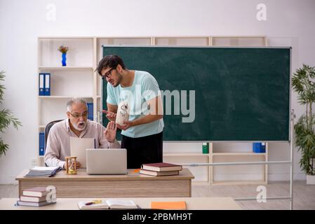 Vieux professeur et jeune étudiant dans le concept de rémunération Banque D'Images