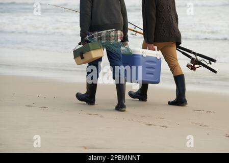 Bien équipé pour la pêche. deux hommes qui pêchent tôt le matin. Banque D'Images