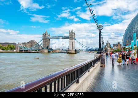 Promenade de la rive sud de la Tamise surpeuplée avec vue sur le Tower Bridge. Londres, Angleterre, Royaume-Uni Banque D'Images