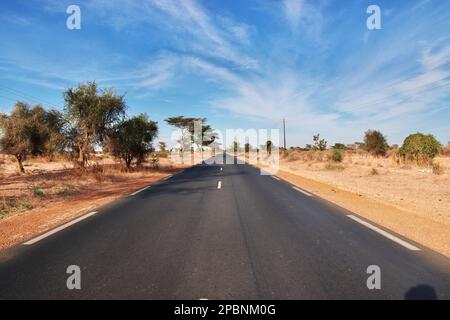 La route vers Dakar, Sénégal, Afrique de l'Ouest Banque D'Images