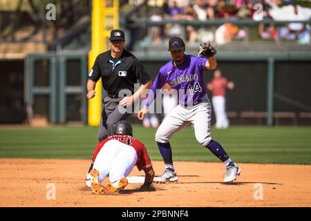 Colorado Rockies Short stop Ezequiel Tovar (14) marque le catcher Arizona Diamondbacks Gabriel Moreno (14) dans la quatrième manche d'un match de baseball d'entraînement de printemps MLB à Salt River Fields, dimanche 12 mars 2023, à Phoenix, AZ. Les Diamondbacks ont battu les Rockies 10-9. (Thomas Fernandez /image du sport) Banque D'Images