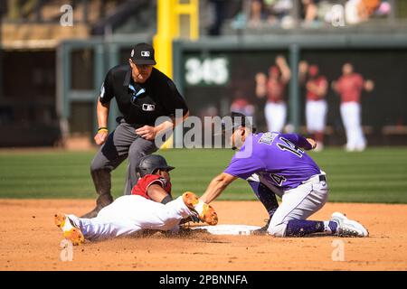 Colorado Rockies Short stop Ezequiel Tovar (14) marque le catcher Arizona Diamondbacks Gabriel Moreno (14) dans la quatrième manche d'un match de baseball d'entraînement de printemps MLB à Salt River Fields, dimanche 12 mars 2023, à Phoenix, AZ. Les Diamondbacks ont battu les Rockies 10-9. (Thomas Fernandez /image du sport) Banque D'Images