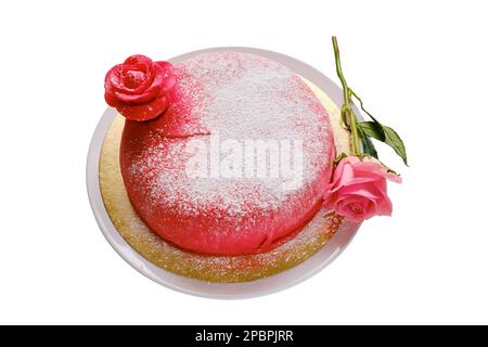 Gâteau rouge recouvert de marzepan ou de mastic avec une fleur, fond blanc Banque D'Images