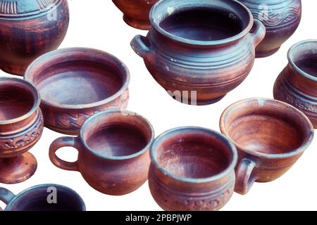 Poterie faite à la main dans le style ancien, isolée sur un fond blanc. Vue de dessus de pots d'argile, vases, tasses et cruches, isolés sur un fond blanc. Maître Banque D'Images