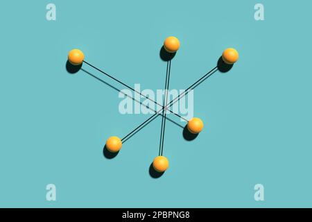 Concepts de connexion, de communication, de travail d'équipe et d'organisation. Groupe de tiges avec des sphères jaunes attachées l'une à l'autre. 3d rendu. Banque D'Images