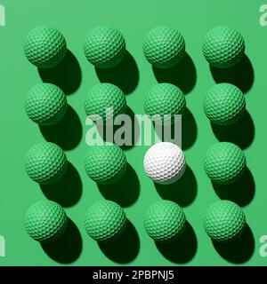 Balle de golf blanche se tenant hors de la foule parmi les balles de golf vertes. Balles de golf de suite. Résumé encore vie art. 3D rendu. Banque D'Images