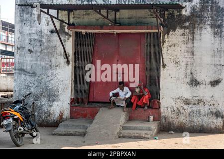 Cette station est nostalgique des gens bengalis et très importante avec trop de caractéristiques. Il s'agit du point d'entrée du Népal, du Sikkim, du Bhoutan, du Bangladesh et de 7 États frères Assam, Arunachal, Nagaland, Manipur, Mizoram, Tripura, Meghalaya. La nouvelle gare de Jalpaiguri Junction a été établie en 1960. C'est la jonction ferroviaire la plus grande et la plus achalandée du nord-est de l'Inde. Cette jonction est la plus grande des gares ferroviaires qui desservent la ville de Siliguri, la plus grande métropole du Bengale du Nord. La nouvelle jonction de Jalpaiguri sert de base de raccordement pour les États du nord-est à l'intérieur Banque D'Images