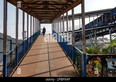 Cette station est nostalgique des gens bengalis et très importante avec trop de caractéristiques. Il s'agit du point d'entrée du Népal, du Sikkim, du Bhoutan, du Bangladesh et de 7 États frères Assam, Arunachal, Nagaland, Manipur, Mizoram, Tripura, Meghalaya. La nouvelle gare de Jalpaiguri Junction a été établie en 1960. C'est la jonction ferroviaire la plus grande et la plus achalandée du nord-est de l'Inde. Cette jonction est la plus grande des gares ferroviaires qui desservent la ville de Siliguri, la plus grande métropole du Bengale du Nord. La nouvelle jonction de Jalpaiguri sert de base de raccordement pour les États du nord-est à l'intérieur Banque D'Images