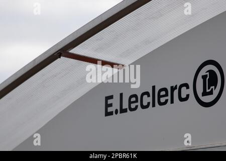 Bordeaux , Aquitaine France - 02 27 2023 : E.leclerc signe rond texte et logo marque de l'hypermarché français Banque D'Images