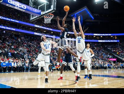 11 mars 2023 Las Vegas, Nevada, États-Unis Le garde d'Arizona Cedric Henderson Jr. (45) se dirige vers le panier lors du championnat de basket-ball NCAA Pac 12 pour hommes entre Arizona Wildcats et les Bruins UCLA. L'Arizona a battu UCLA 61-59 pour le championnat PAC 12 à T Mobile Arena Las Vegas, NV. Thurman James/CSM Banque D'Images