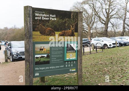 02.28.2023. Wollaton Hall, Royaume-Uni - une journée nuageux et un parking animé à l'entrée de Wolaton Hall et Deer Park. Photo de haute qualité Banque D'Images