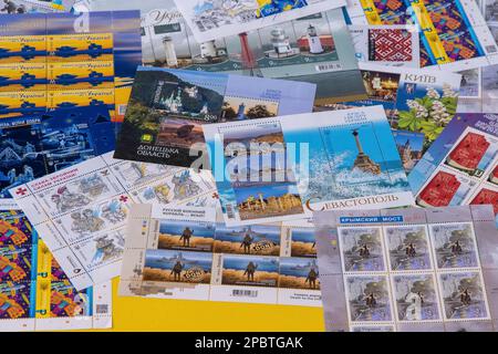 Une série de nouveaux timbres-poste différents de l'Ukraine pour 2022. Timbre-poste ukrainien sur le thème de la guerre. Imprimé Ukrposhta en édition limitée. Kiev, Ukraine - 24 février 2023. Banque D'Images