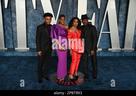 (De gauche à droite) Slater Josiah Vance, Bronwyn Golden Vance, Angela Bassett et Courtney B. Vance assistent à la Vanity Fair Oscar Party qui s'est tenue au Wallis Annenberg Center for the Performing Arts à Beverly Hills, Los Angeles, Californie, États-Unis. Date de la photo: Dimanche 12 mars 2023. Banque D'Images