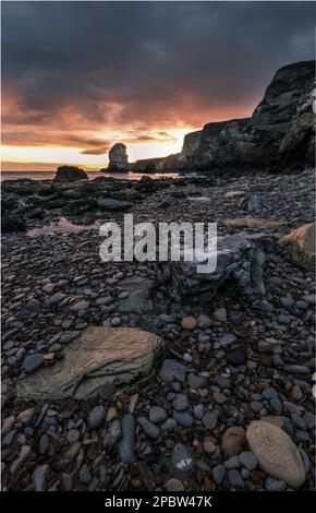 Paysage de mer de Marsden Beach au lever du soleil dans le nord-est de l'Angleterre Banque D'Images